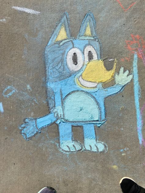 Bluey Chalk Art, Bluey Painting Ideas On Canvas, Chalk Art Cartoon Characters, Chalk Characters Easy, Chalk Art Disney, Disney Chalk Art, Bluey Cartoon Canvas Painting, Easy Chalk Art, Chalk Art Disney Characters