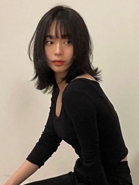 Korean shoulder length hair Medium Length Haircut With Bangs Korean, Black Short Hair Bangs, Face Frame With Bangs, Long Bob Wispy Bangs, Long Bob Hairstyles Asian, Shoulder Length Korean Haircut, Hush Cut Shoulder Length, Bangs Straight Hair Short, Face Framing Layers Shoulder Length Hair