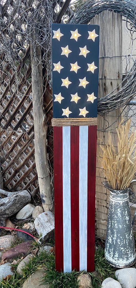 Sparkle and Shine: Creative 4th of July Crafts Ideas Fourth Of July Wooden Signs, Flag Porch Leaner, 4th Of July Decorations Indoor, Porch Signs Diy, Patriotic Art Ideas, Patriotic Porch Signs, Patriotic Front Porch, Porch Boards, Summer Porch Signs