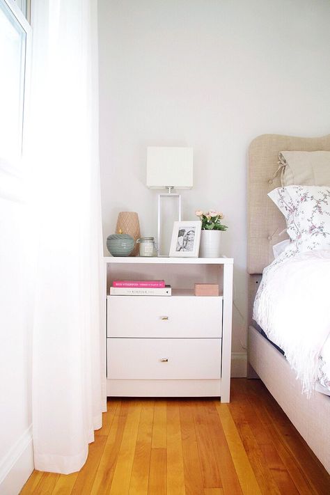 Room Decor Drawers, Night Stand Accessories, Aesthetic Night Stand Ideas, Cute Night Stand Ideas, Side Bedroom Tables, Side Table Inspo Bedroom, Aesthetic Nightstand Ideas, Bed Stand Ideas, Cute Night Stands