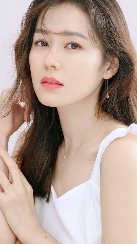 Son Ye-jin is a South Korean actress. She rose to fame in 2003 for The Classic and Summer Scent, which followed with the commercially successful A Moment to Remember, and April Snow.Son Ye-Jin & actor Hyun-Bin will marry March, 2022 in Seoul, South Korea. The couple starred together in 2019 tvN drama series "Crash Landing on You." Korean Haircuts, Haircuts To Try, Korean Haircut, Son Ye Jin, Singer Fashion, Celebrity Hair, Korean Actresses, Korean Model, Korean Celebrities