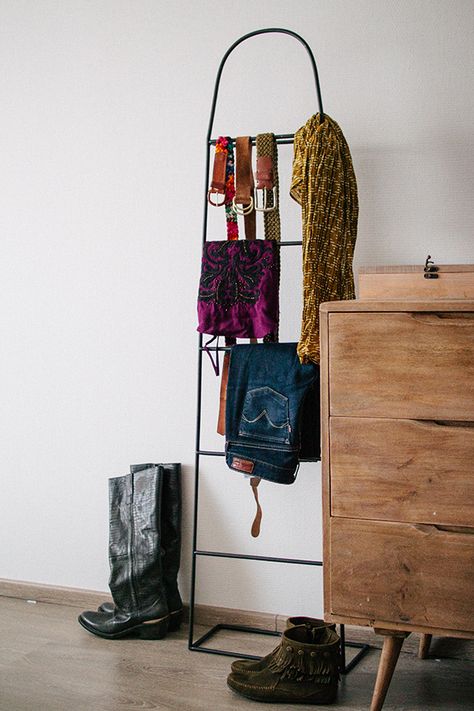 Worn Clothes Storage Ideas, Worn Clothes Storage, Recycled Christmas Gifts, Diy Clothes Storage, Diy Clothes For Women, Diy Clothes Rack, Valet Stand, Barcelona Apartment, Diy Clothes Videos