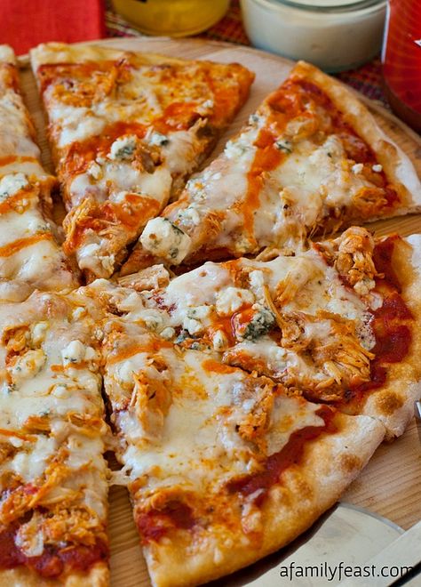 Pizza Stromboli, Buffalo Chicken Recipes, Buffalo Chicken Pizza, Bbq Chicken Pizza, Chicken Pizza, Think Food, Chapati, Pizza Party, Good Pizza