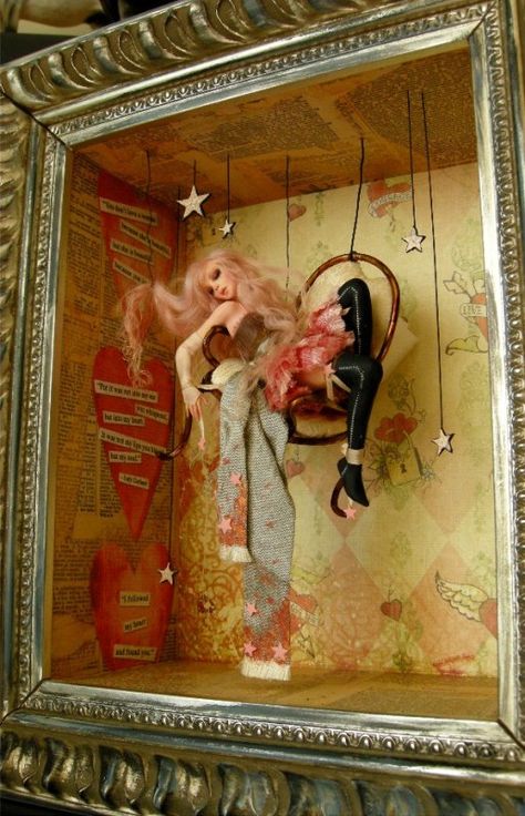 Display Dolls Ideas, Shadow Box For Dolls, Out Of The Box Art Ideas, Box Sculpture Art, Fantasy Shrine Art, Barbie Shadow Box Ideas, Doll Shadow Box Ideas, Doll Box Design, Box Art Ideas Creative