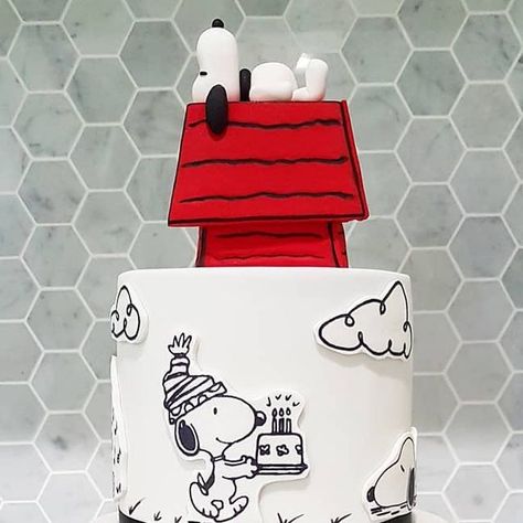 Peanuts Cake Snoopy, Snoopy Party Decorations, Snoopy Cake Birthdays, Cake Dog Design, Snoopy Cake Ideas, Snoopy Party Ideas, Peanuts Birthday Cake, Snoopy Birthday Decorations, Charlie Brown Cake