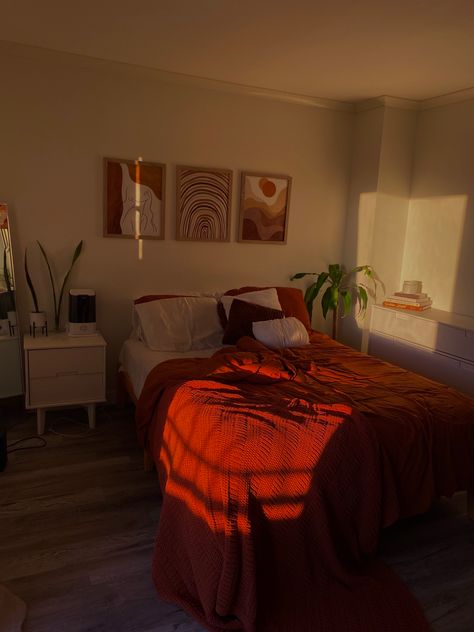 Dorm Room Red Aesthetic, Bedroom Orange Aesthetic, Red Boho Room, Terracotta Dorm Room, Red House Interior Design, Orange Bedding Bedroom, Orange Boho Room, Red And Orange Bedroom, Red Apartment Aesthetic