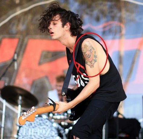 Matthew Healy's 17 Tattoos & Their Meanings 4 Matt Healy Tattoos, Matt Healy Hair, Denise Welch, Newcastle United Football, Matthew Healy, George Daniel, Matt Healy, We The Kings, Matty Healy