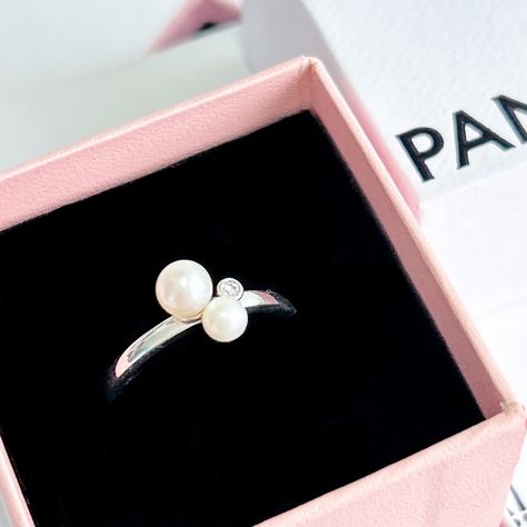 ✨New Pearls Ring 💍 ✨Pandora sale✨ #pandora #pandoraring #pandorajewelry #jewellery #theofficialpandora #pearls #pandoracharm #pandoralover Pandora Pearl, Ring Pandora, Pearls Ring, Pandora Collection, Pandora Rings, Pandora Jewelry, Pearl Ring, Pandora Charms, Ring