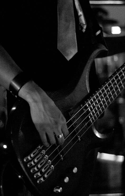 Base Instrument Aesthetic, Male Bassist Aesthetic, Base Guitar Aesthetic, Bass Guitar Aesthetic Wallpaper, Bass Guitar Wallpaper, Bassist Aesthetic, Guitar Aesthetic Wallpaper, Bass Wallpaper, Bass Guitar Aesthetic