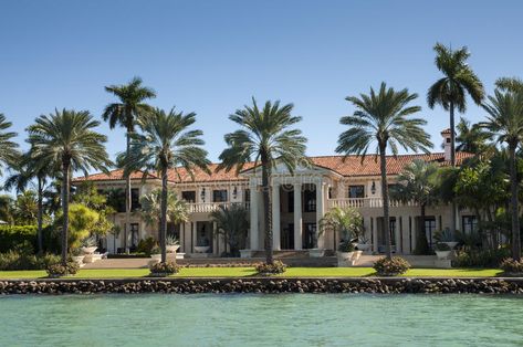 Luxurious Mansion On Star Island In Miami Stock Photo - Image of palm, american: 45352018 Palm Beach Mansions, Dr Starline, Beach Mansions, Beachfront Mansion, Miami Mansion, Mansion Aesthetic, American Mansions, Nice Houses, Beach Mansion