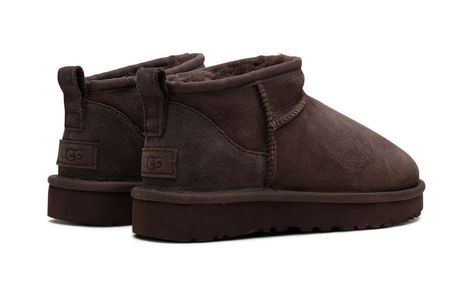 Dark Brown Ultra Mini Uggs, Ugg Mini Brown, Brown Fall Shoes, Classic Ultra Mini Ugg, Burnt Cedar Uggs, Burnt Cedar Uggs Outfit, Fall Shoes 2024, Dark Brown Uggs, Low Uggs