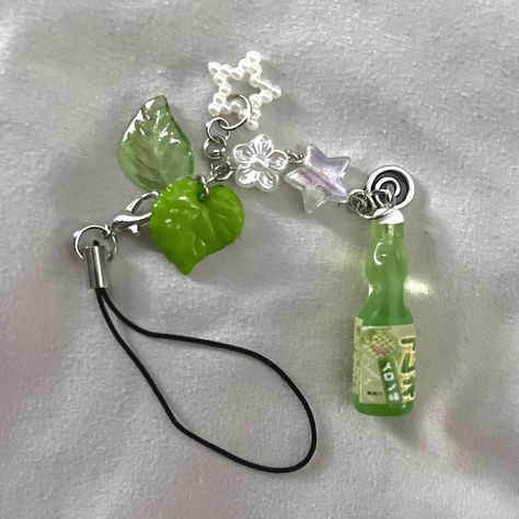 phone charm / keychain https://depop.app.link/gg6NOJq1Lzb Green Phone Charm, Diy Phone Charms, Green Keychain, Japan Green, Emo Accessories, Phone Keychain, Keychain Ideas, Handmade Keychain, Green Star