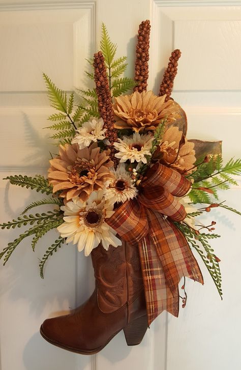 A cowboy boot wreath for Fall. marlas Western Fall Decor, Cowboy Boot Centerpieces, Boot Wreath, Western Christmas Decorations, Cowboy Boot Crafts, Western Wreath, Boots Flowers, Lasso Rope, Western Wreaths