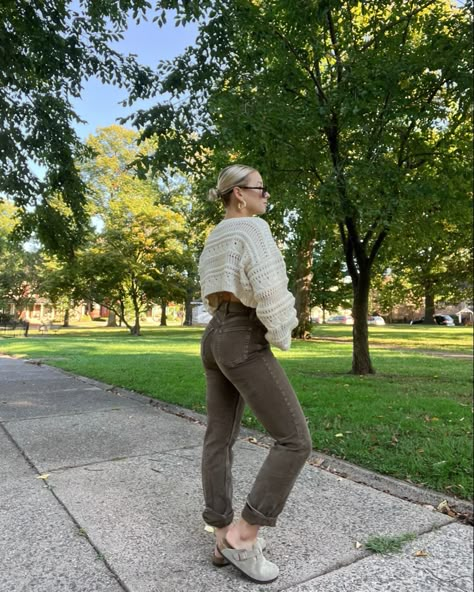 Leather Boston Clogs Outfit, Mid September Outfits, Beige Clogs Outfits, Birkenstock Boston Business Casual, Brown Clog Outfit, Birkenstock Boston Mocha Outfit, Brown Boston Birkenstock Outfit, Style Boston Clogs, Brown Birkenstock Clogs Outfit