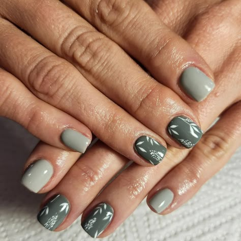 Gray Nails With Flowers, Dark Grey Nails With Design, Gray Fall Nails Ideas, Grey Gel Nails Ideas, Gray Gel Nails Ideas, Gray Nails With Design, Dark Grey Nails, Grey Gel Nails, 2025 Nails