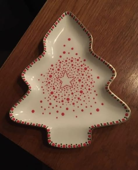 Ceramic Christmas Plates, Christmas Ceramics Ideas Pottery, Christmas Pottery Ideas Ceramics, Christmas Pottery Painting, Christmas Tree Plate, Holiday Pottery, Christmas Pottery, Clay Christmas Decorations, Ceramic Christmas Decorations