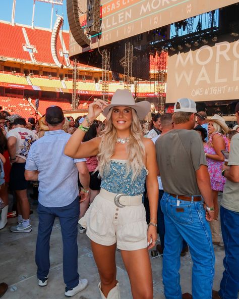 Morgan Wallen Concert Outfit Flare Jeans, Girly Cowgirl Outfits, Kacey Musgraves Concert Outfit, Men’s Morgan Wallen Outfit, Country Concert Outfit Megan Moroney, Morgan Wallen Concert Outfit Brown Boots, Morgan Wallen Crop Top, Megan Moroney Concert Outfits, Brown Cowgirl Boots Outfit