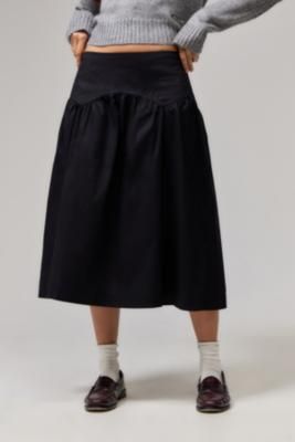 Staple midi skirt cut from an airy cotton. Featuring a low-rise drop-waist with ruched detailing and an A-line midi hem. **About Archive at UO** \- New collections designed by Urban Renewal \- Every cut and style is inspired by details from past eras \- Each piece is newly made is exactly as pictured **Content + Care** \- 97% Cotton, 3% Elastane \- Machine wash **Size + Fit** \- Model is 172cm/5'7.5" and wearing size Small \- Use our size guide to check how this product fits | Archive At UO Remi Midi Skirt - Black S at Urban Outfitters Drop Waist Skirt Outfit, A Line Midi Skirt Outfit, Midi Rock Outfit, Midi Skirt Winter, Mary Jane Shoes Black, Drop Waist Skirt, Skirt Streetwear, Zapatos Mary Jane, Midi Skirt Outfit