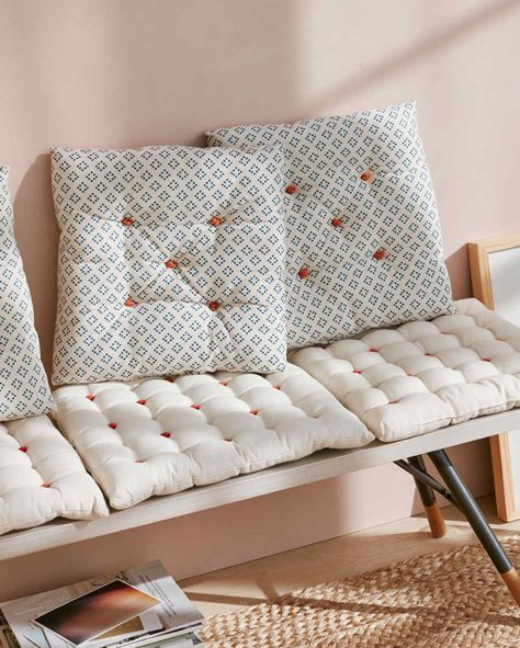 Quilt Knots, Sewing Cushions, Tufted Bench, Porch Furniture, Patio Furniture Cushions, Tufted Cushion, Diy Carpet, Carpet Colors, Patterned Carpet