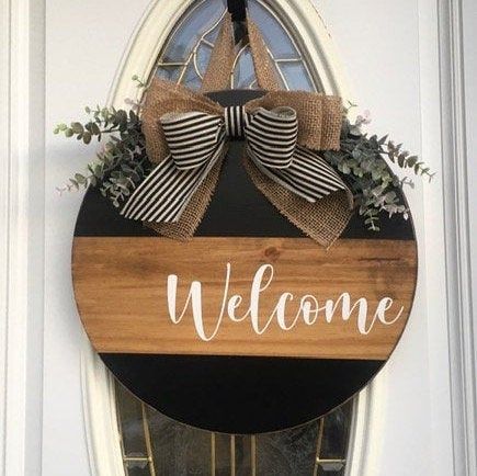 Diy Welcome Door Sign, Door Welcome Sign Diy, Diy Wooden Door Hangers, Round Wooden Sign Ideas, Wood Door Hangers Diy, Hand Painted Door Hangers, Round Welcome Door Signs, Round Signs Wood Diy, Round Wooden Door Hangers Diy