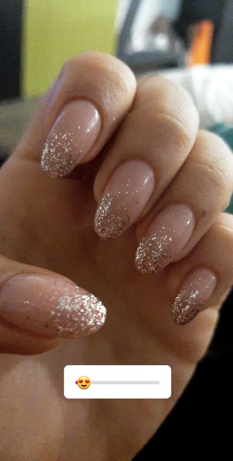 Glitter Tips Acrylic Nails Almond, Ombre Glitter Nails Gold, Faded Glitter Nails Ombre, Short Almond Nails Glitter Ombre, New Year Gold Nails, Nails Champagne Glitter, Natural Nails With Gold Glitter, Glitter Ombre Pedicure, Sparkling Ombre Nails