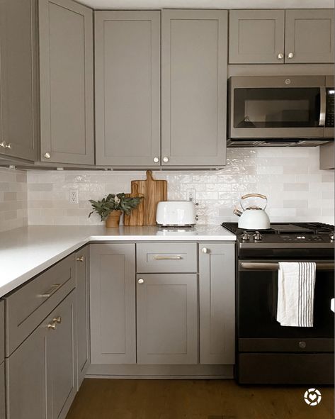 Pebble Grey Kitchen, Floor Renovation, White Ceramic Tiles, Basement Kitchen, White Backsplash, Ideas Casa, Pebble Grey, Hallway Kitchen, Kitchen Design Decor