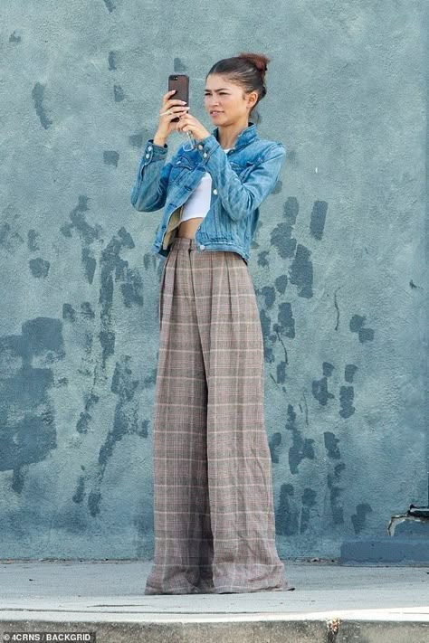 Zendaya Daily Outfit, South Korean Outfits, Tom Holland Outfits, Zendaya Street Style, Mode Zendaya, Estilo Zendaya, Zendaya Outfits, Zendaya Style, Dakota Johnson