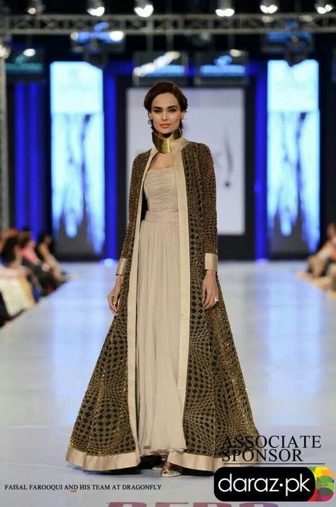 Pakistan Fashion Week, Gown Party Wear, Pakistani Couture, Shrug For Dresses, Gaun Fashion, Salwar Kamiz, Pakistan Fashion, Ghagra Choli, Couture Week