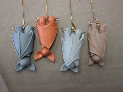 Bat Ornaments Clay Hanging, Polymer Clay Halloween, Halloween Clay, Polymer Clay Ornaments, Sculpey Clay, Polymer Crafts, Clay Figurine, Clay Ornaments, Clay Animals