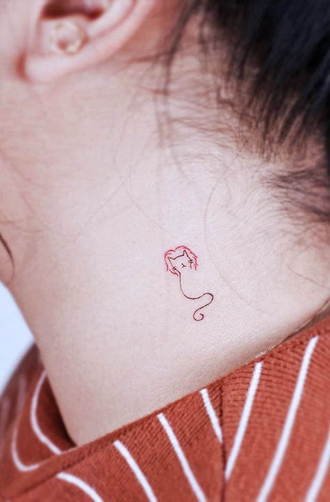 A minimalist cat+lion tattoo to show or hide - Leo tattoo by @haenytattoo Leo Cat Tattoo, Lion Cat Tattoo, Cat Lion Tattoo, Tiger Symbol Tattoo, Lion Mini Tattoo, Subtle Leo Tattoo, Simplistic Lion Tattoo, Feminine Leo Tattoos, Leo Ear Piercing