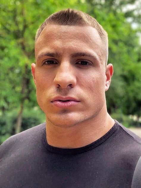 Buzz Cut Round Face, Gents Hairstyles, Buzz Cut Hairstyles, Mens Hairstyles With Beard, Hot Haircuts, Cut Hairstyles, Mens Haircuts, Haircut Styles, Masculine Men