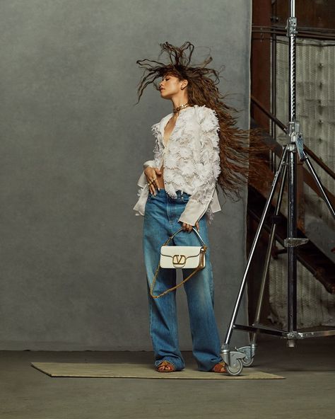 Zendaya Valentino Rendez-Vous Campaign Spring 2022 Photos Bag Poses, Dance Editorial, Zendaya Model, Editorial Posing, Boujee Lifestyle, Mode Zendaya, Denim Editorial, Zendaya Maree Stoermer Coleman, Zendaya Outfits