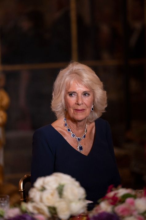 Camilla à Versailles, le chic à la française de la reine | Point de Vue Magazine Vogue, Dior Haute Couture, George Vi, Versailles, Dior, France