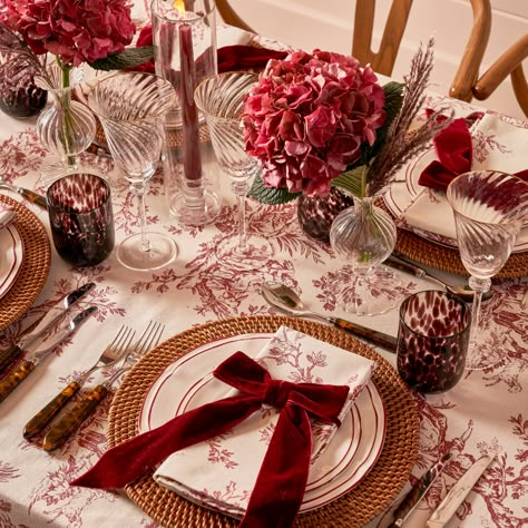 Elevate your table setting with our vibrant Maroon Toile Tablecloth, designed to bring a playful yet elegant charm to any dining occasion. Size: 150x300cm Care: Cold Wash Burgundy Plate Setting, Christmas Table Settings Red Plates, Red Thanksgiving Table, Burgundy Christmas Tablescape, No Plate Table Setting, Christmas Table Settings Round Tables, Christmas Dinner Table Settings Elegant, Thanksgiving Plate Setting, Burgundy Tablescape