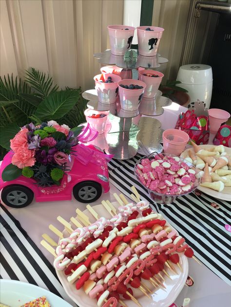 Food table Barbie Party Barbie Inspired Dinner, Barbie Theme Breakfast, Barbie Themed Party Snacks, Barbie Birthday Party Theme Dessert Tables, Barbie And Ken Party Food, Barbie Themed Birthday Party Food Ideas, Barbie Birthday Party Snack Ideas, Barbie Buffet Table, Barbie Drink Station