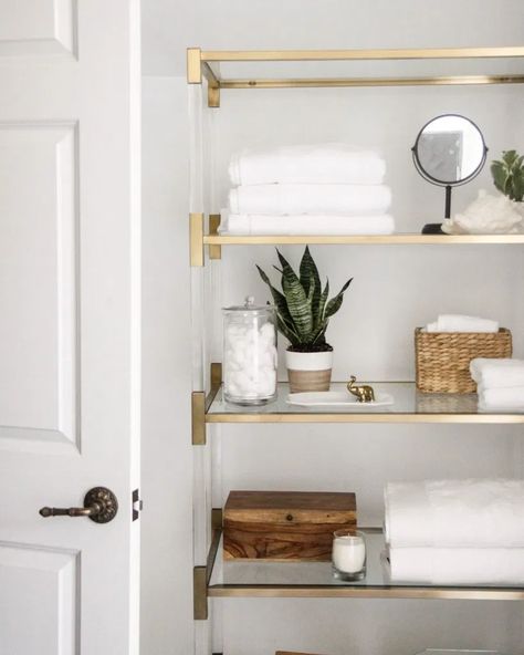 Small Farmhouse Bathroom, Farmhouse Bathroom Design, Farmhouse Bathroom Decor Ideas, Oak Bathroom, Small House Decorating, Decor Ikea, Bathroom Goals, Nordic Interior, Bathroom Shelf