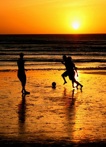 I really want to play soccer on the beach. So much love for both soccer and beaches Soccer On The Beach, Soccer Photos, Types Of Injuries, Street Soccer, Beach Soccer, Soccer Is Life, Workout Pics, Football Photography, Yoga Pictures