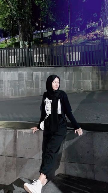 Ide Pose Berdiri, Outfit Mamba, Ootd Topi, Hijab Casual Outfit, Best Poses For Selfies, Foto Cewek Hijab Aesthetic, Ootd Hijab Style, Hijab Aesthetic, Casual Hijab Outfit