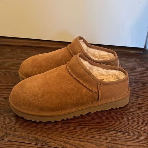 Ugh Classic Slipper, Ugh Classic Slipper Outfit, Ugg Classic Slipper Outfit, Athletic School Outfits, Slip On Uggs, Ugg Classic Slipper, Shopping Vibes, Bday Vibes, Uggs Slippers