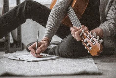 Beat Your Songwriting Block with These 5 Exercises Every songwriter experiences writers block from time to time. Whether you're stuck on a second verse, debating over a funky chord, or just out of fresh ideas, here Learn Music Theory, Music Theory Lessons, Circle Of Fifths, Guitar Photography, Learn Music, Music Aesthetic, Music Memes, Saddest Songs, Music Theory