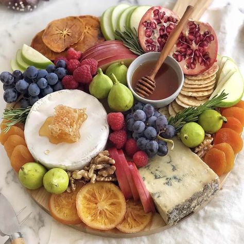 Charcuterie Fruit Board Ideas, Charcuterie Fruit Board, Fruit Board Ideas, Charcuterie Roses, Honey Cheese, Apples And Honey, Rosh Hashanah Recipes, Jewish Holiday Recipes, Charcuterie Spread