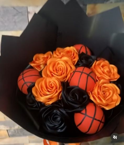 Basketball Diy Gifts, Basketball Gifts For Boyfriend Diy, Diy Basketball Gifts, Basketball Ideas For Boyfriend, Presents For Basketball Boyfriend, Basketball Roses Diy, Basketball Flower Bouquet, Volleyball Flower Bouquet, Basketball Bf Gifts