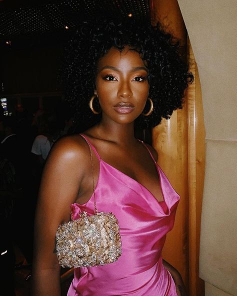 follow : heyitstati01 for more🧸💚 Justine Skye, Skin Clear, Dark Skin Beauty, Black Femininity, Silk Dresses, Black Queens, Dark Skin Women, Pink Silk, Black Magic