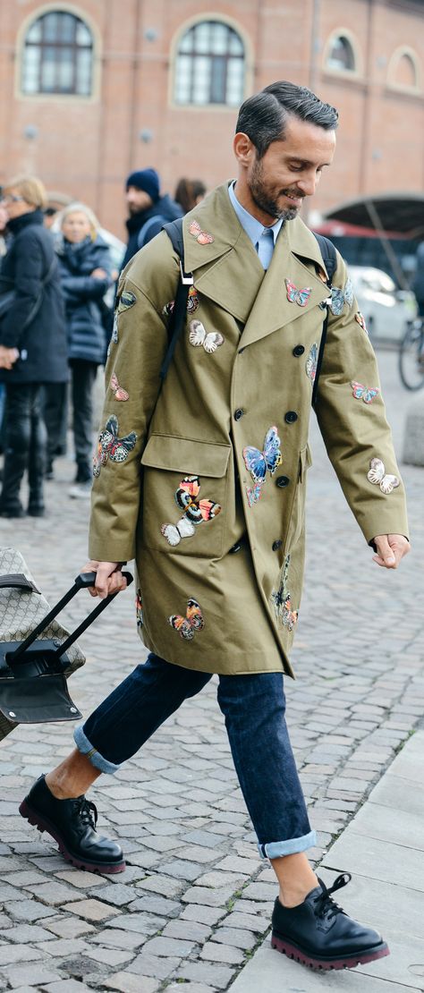 Tommy Ton Men Outfit Street Styles, Trench Coat Outfit Men, Burberry Men Outfit, Burberry Trench Coat Outfit, Coat Outfit Men, Tommy Ton Street Style, Mode Shoes, Tommy Ton, Trench Coat Outfit