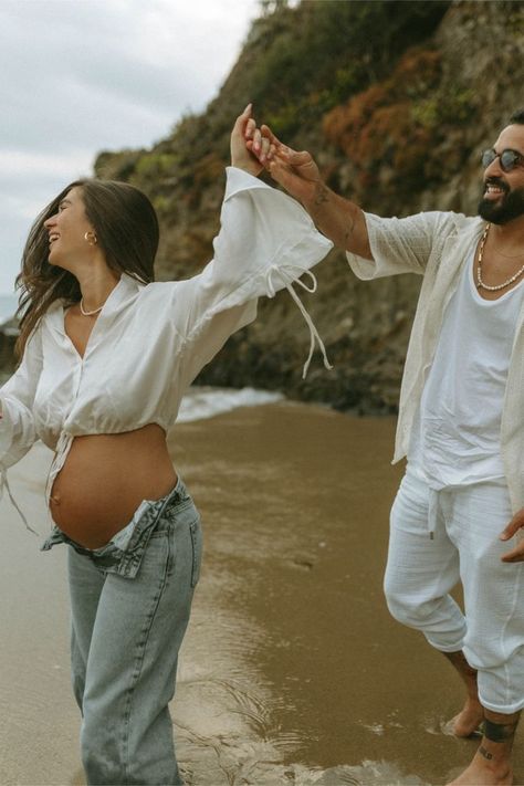 Maternity Beach Photoshoot, Maternity Shoot Beach, Beach Maternity Pictures, Maternity Beach, Photoshoot Lifestyle, Maternity Photography Poses Outdoors, Outdoor Maternity Photos, Maternity Photography Poses Couple, Maternity Photo Outfits