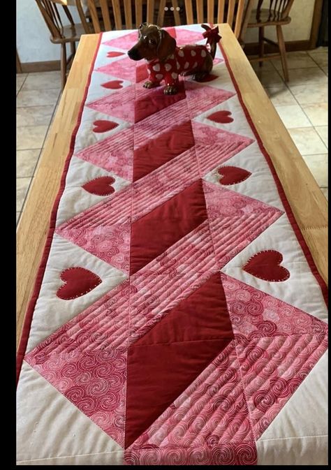 Valentine Table Runner, Quilted Table Runners Christmas, Valentine Table, Table Runner Tutorial, Table Topper Patterns, Panel Quilt Patterns, Table Runner Diy, Heart Quilt Pattern, Heart Blocks