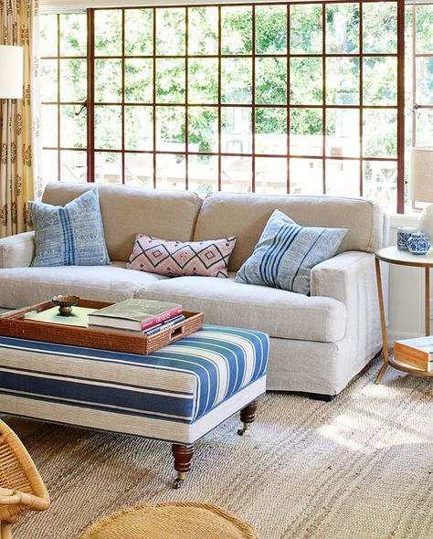 Gorgeous living room decor with linen sofa and blue accents in a California Spanish hacienda house featured in HOME AGAIN starring Reese Witherspoon. #livingroom #interiordesign #linensofa #homeagain #reesewitherspoon Nancy Myers Interior, Hawaii Bungalow, Reese Witherspoon House, Style Hacienda, Woods Cottage, Nancy Myers, Nancy Meyers Movies, Movie Houses, Blue Interiors