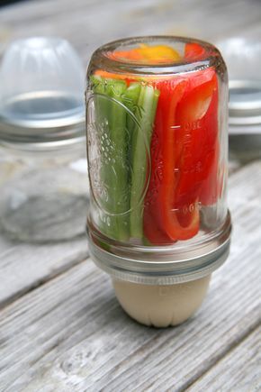 If you like eating two-ingredient snacks like veggies and hummus, here's a brilliant, inexpensive little hack to keep two ingredients separated. All you need is a wide-mouth pint or half-pint size mason jar and one of the plastic cups diced fruit comes in. Mason Jar Snacks, Mason Jar Lunch, Hummus Salad, Salad Veggies, Snack Hacks, Food Salad, Diy Hack, Mason Jar Salad, Mason Jar Meals