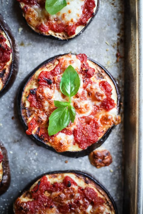 Mini Eggplant Recipes Easy, Egg Plant Pizza Bites, Eggplant Parm Bites, Eggplant Pizza Recipe, Eggplant Pizza Bites, Eggplant Pizza, Eggplant Recipes Blw, Mini Eggplant Recipe, Mini Eggplant Pizzas