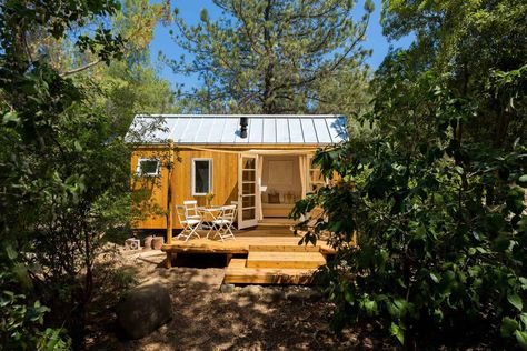 The most amazing 'off-the-grid' tiny house in beautiful Ojai, California Simple Tiny House, Tiny Home On Wheels, Tiny House Exterior, Ojai California, Tiny House Community, Building A Tiny House, Home On Wheels, Modern Tiny House, Tiny Cabin